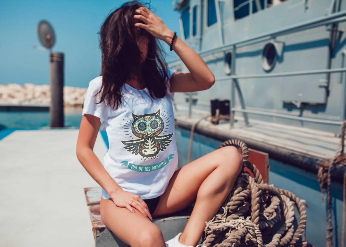 Free Round Neck T-shirt Mockup